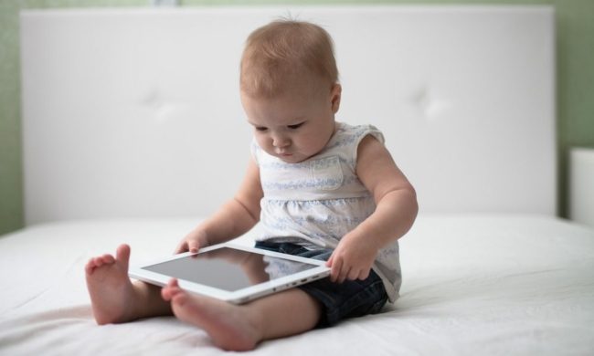 الأجهزة الإلكترونية وأطفالنا.. كيف نجد الإيجابيات في زمن التحديات؟