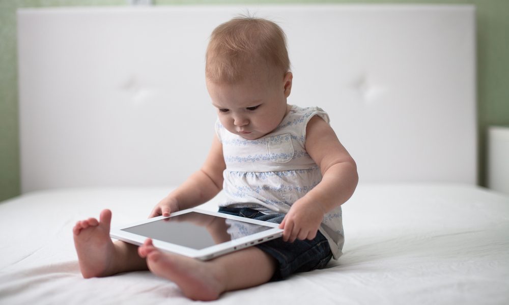 الأجهزة الإلكترونية وأطفالنا.. كيف نجد الإيجابيات في زمن التحديات؟