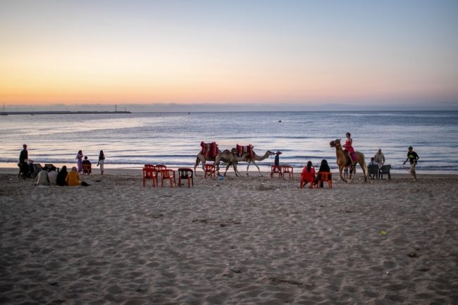 العطلة بالمغرب “ليست للجميع”! أسعار خيالية وقدرة شرائية في تراجع تمنع الأسر من السفر في الصيف