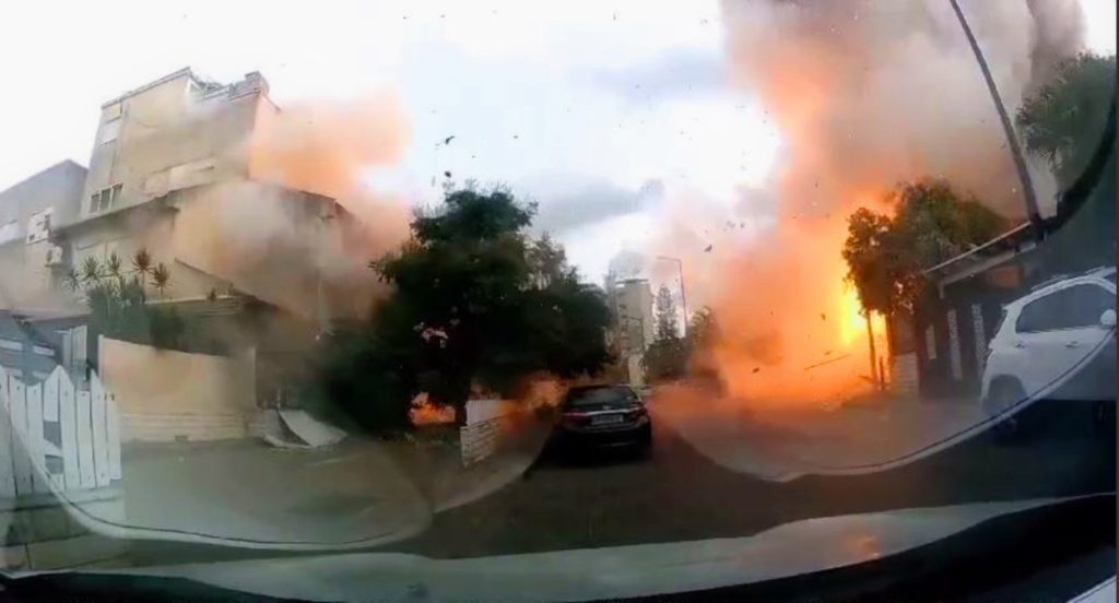 لحظة سقوط صاروخ أطلقه حزب الله اللبناني على أحياء جنوب حيفا المحتلة / وسائل إعلام عبرية