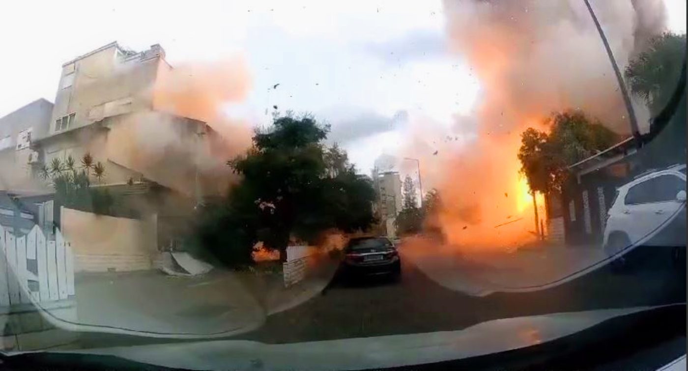 لحظة سقوط صاروخ أطلقه حزب الله اللبناني على أحياء جنوب حيفا المحتلة / وسائل إعلام عبرية