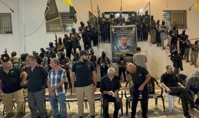 كتيبة جنين تتحدى الاحتلال.. عشرات من مقاتليها شاركوا بأسلحتهم في بيت عزاء شهداء المخيم (فيديو)