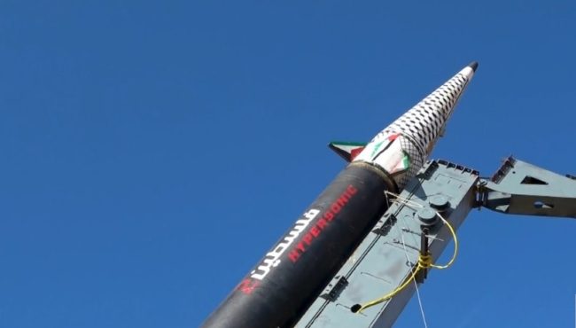 “الحوثي” تبث مشاهد لإطلاق الصاروخ الذي ضرب وسط إسرائيل.. زينت رأسه بألوان العلم الفلسطيني