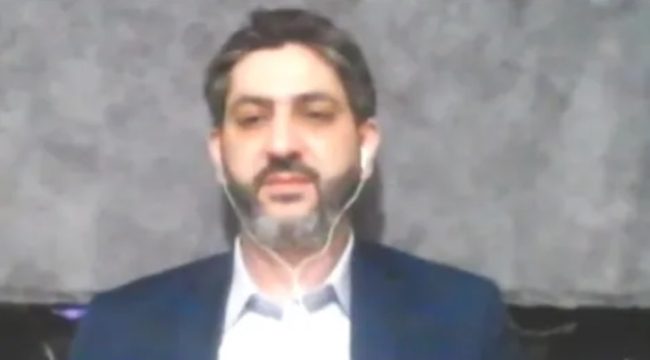 صرخ وقفز من مكانه.. إصابة إعلامي لبناني خلال بث مباشر إثر غارة إسرائيلية بمنطقة البقاع (فيديو)