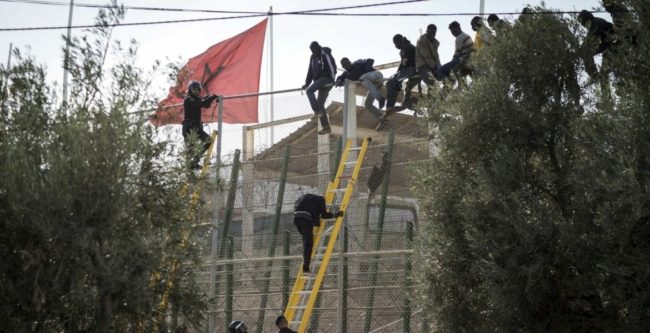 المغرب يُحبط محاولة هجرة جماعية إلى مدينة سبتة.. السلطات اعتقلت العشرات (فيديو)