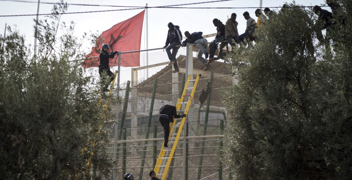 المغرب يُحبط محاولة هجرة جماعية إلى مدينة سبتة.. السلطات اعتقلت العشرات (فيديو)