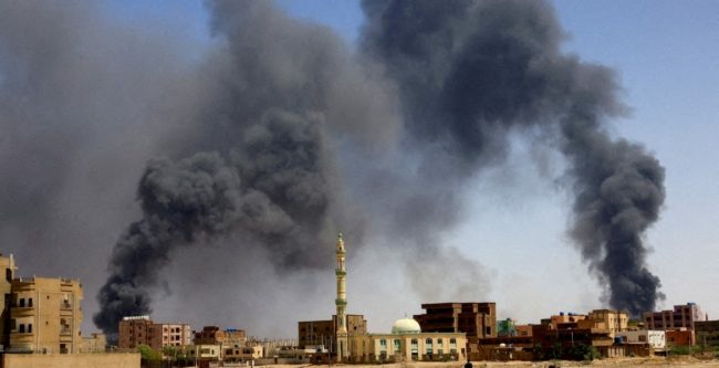 قصف عنيف بالخرطوم يجبر مئات الأسر السودانية على النزوح.. ومدير “الصحة العالمية” يزور بورتسودان