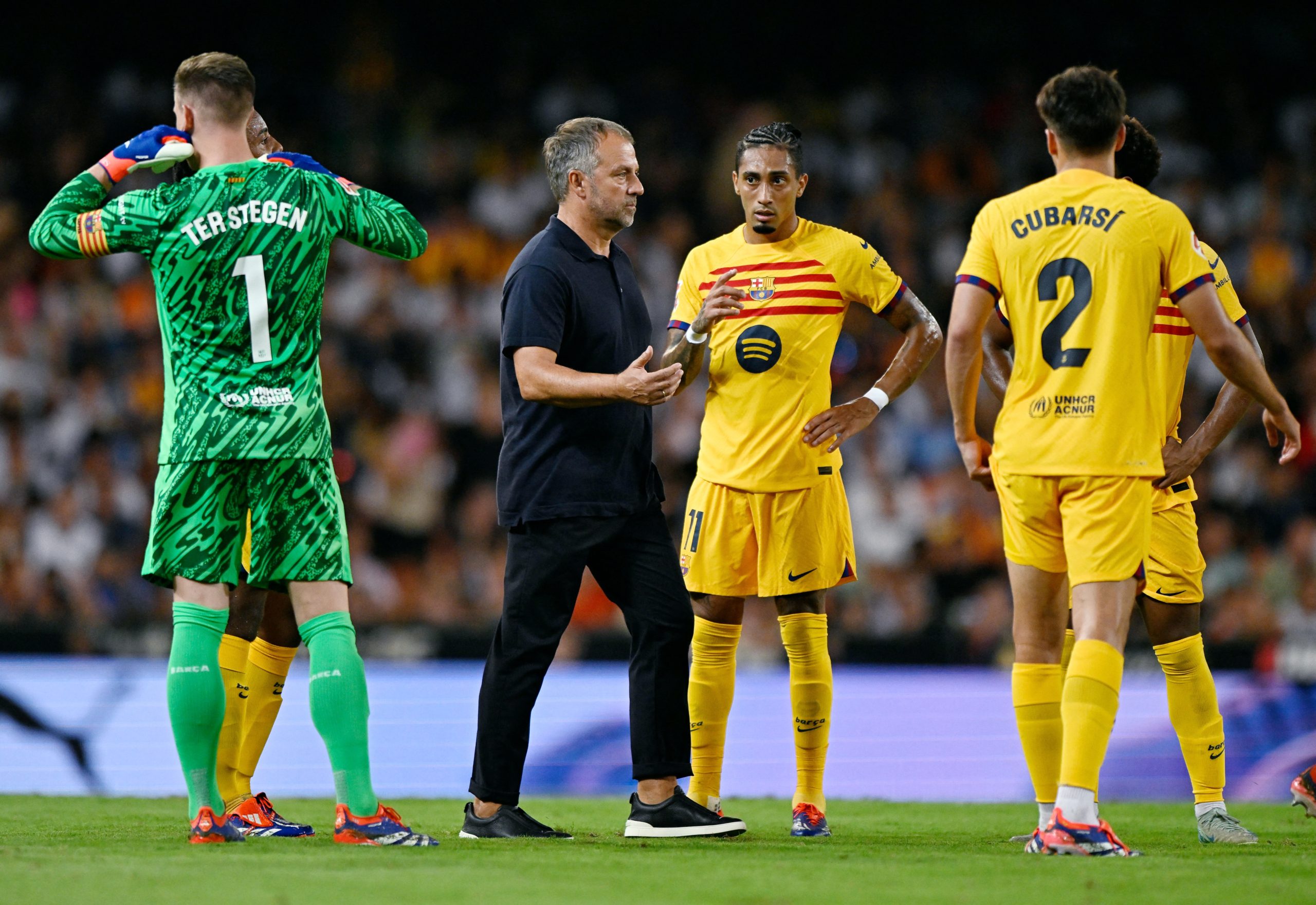 ما هي قاعدة 1/1 مشكلة برشلونة في كل فترة انتقالات (رويترز)