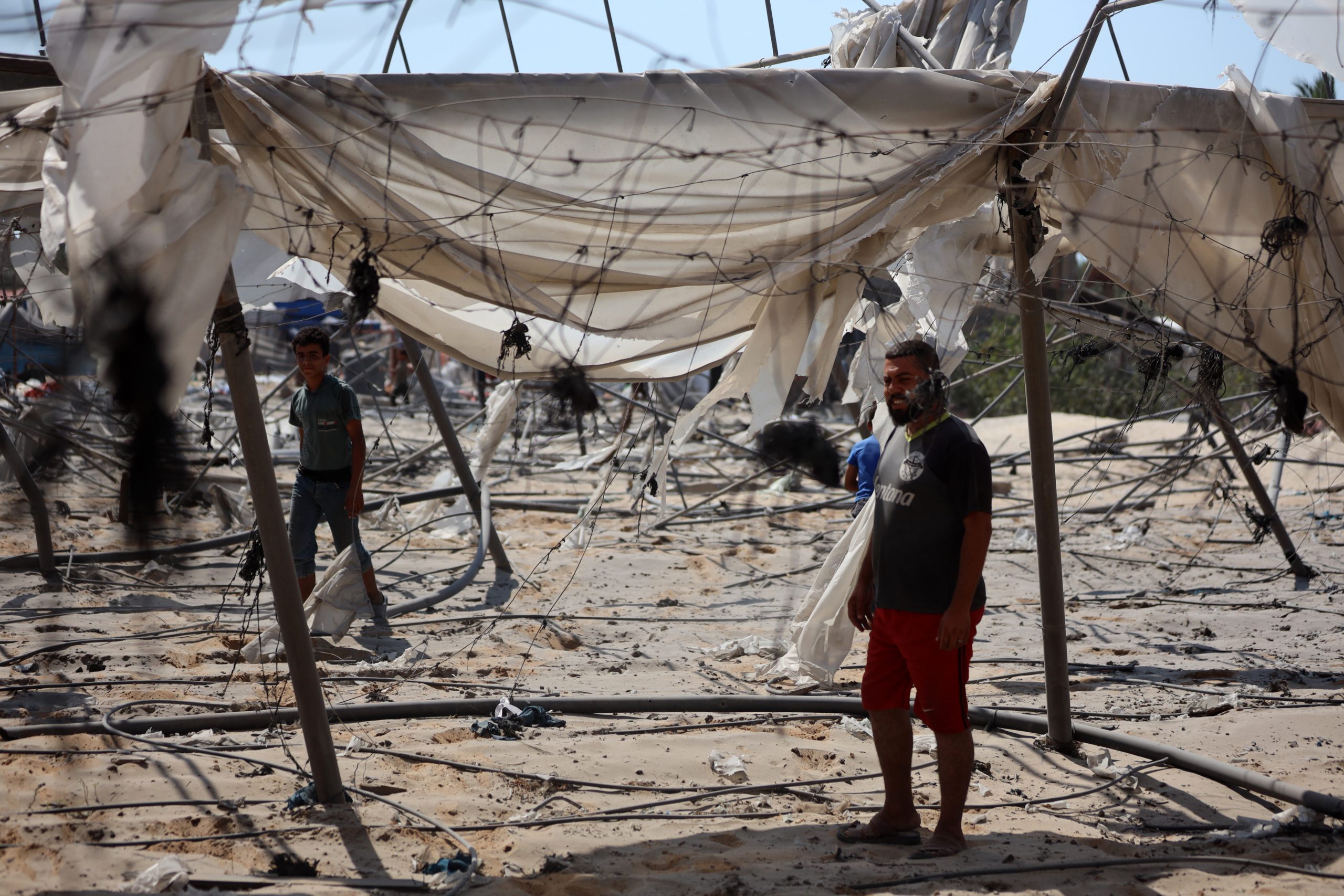 أمواج البحر العاتية تبتلع خيام النازحين بشاطئ خان يونس.. والاحتلال يواصل مجازره بحق المدنيين