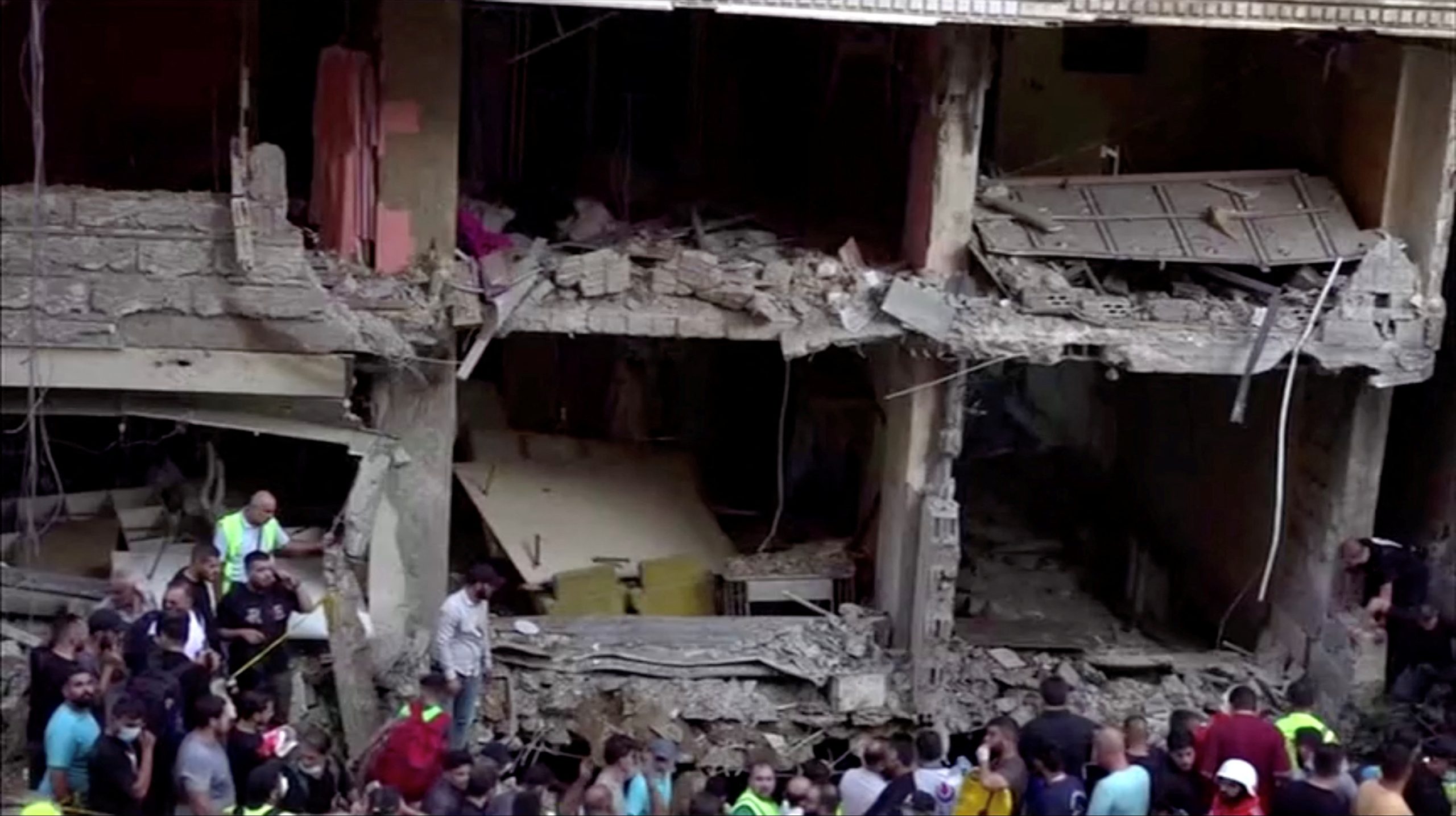 ارتفاع عدد قتلى “هجوم الضاحية” إلى 14.. “حزب الله” ينعى القائد إبراهيم عقيل، وفرق الإنقاذ تسابق الزمن بحثاً عن ناجين