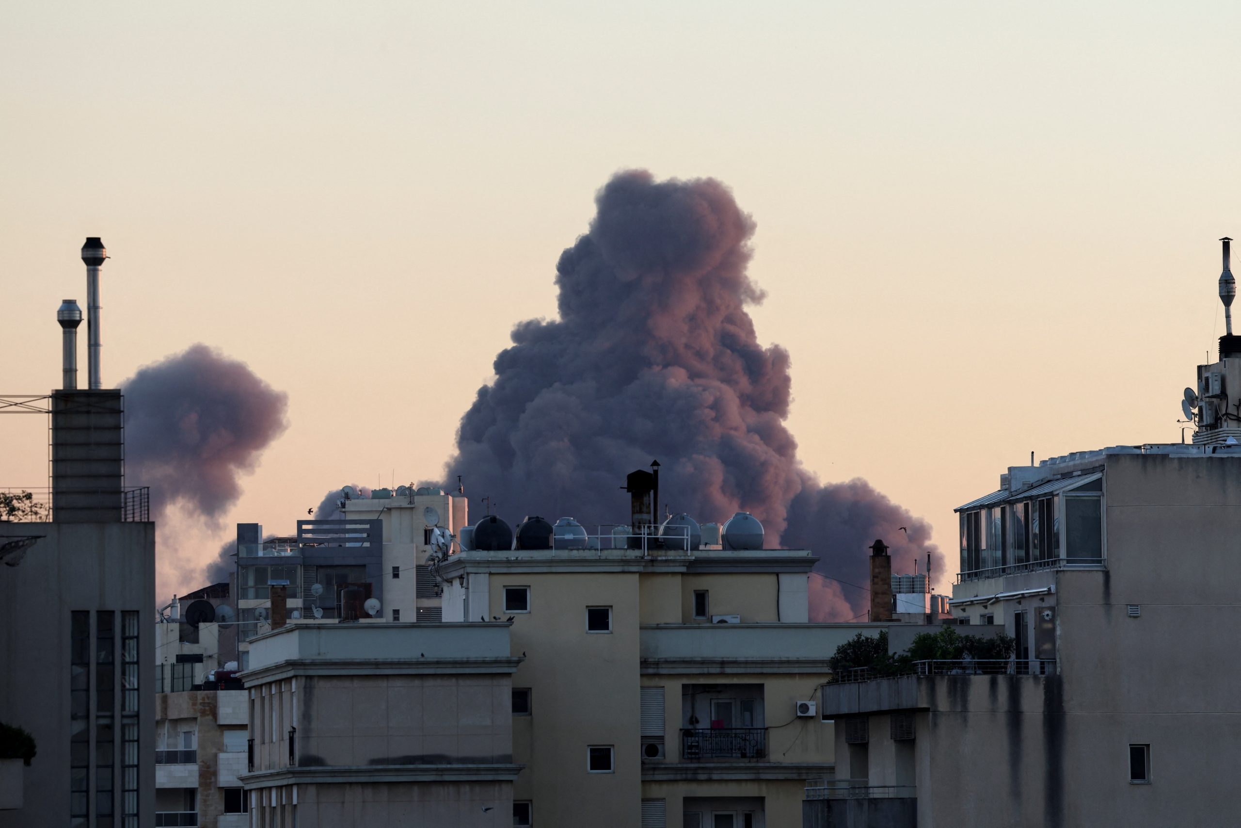 سلسلة غارات على بيروت بعد ساعات من إعلان الاحتلال استهدافه مقر قيادة حزب الله المركزي 