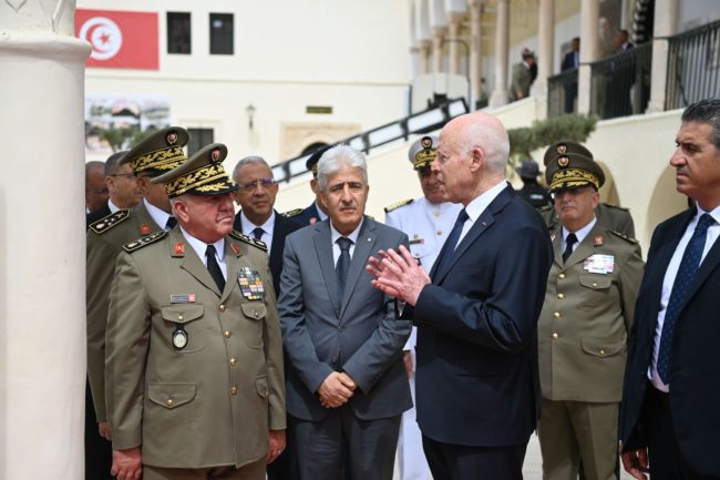 هل انتهى “شهر العسل” بين سعيد والجيش التونسي؟ تفاصيل العلاقة “المتوترة” بين الرئيس والعسكر قبل الانتخابات