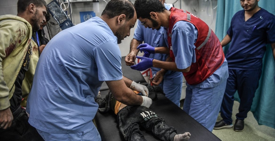 الاحتلال يكثف غاراته على قطاع غزة.. قصف مدرسة تؤوي نازحين واستهدف منازل في مخيم البريج وبيت لاهيا