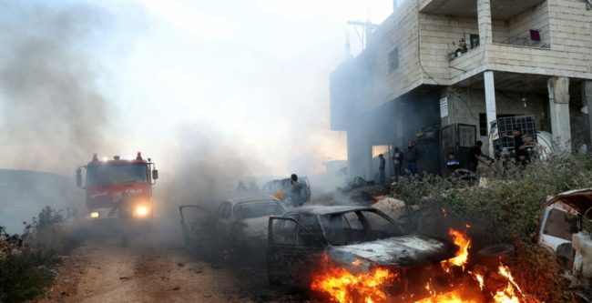 مستوطنون يحرقون 5 مركبات فلسطينية وسط الضفة.. وآخرون يقتحمون منازل بأريحا ويحتجزون عائلة