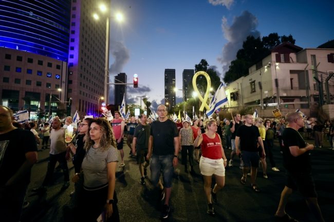 بعد عُثور الاحتلال على جثث أسرى لدى حماس.. عشرات الآلاف من الإسرائيليين يتظاهرون للمطالبة بصفقة فورية مع المقاومة