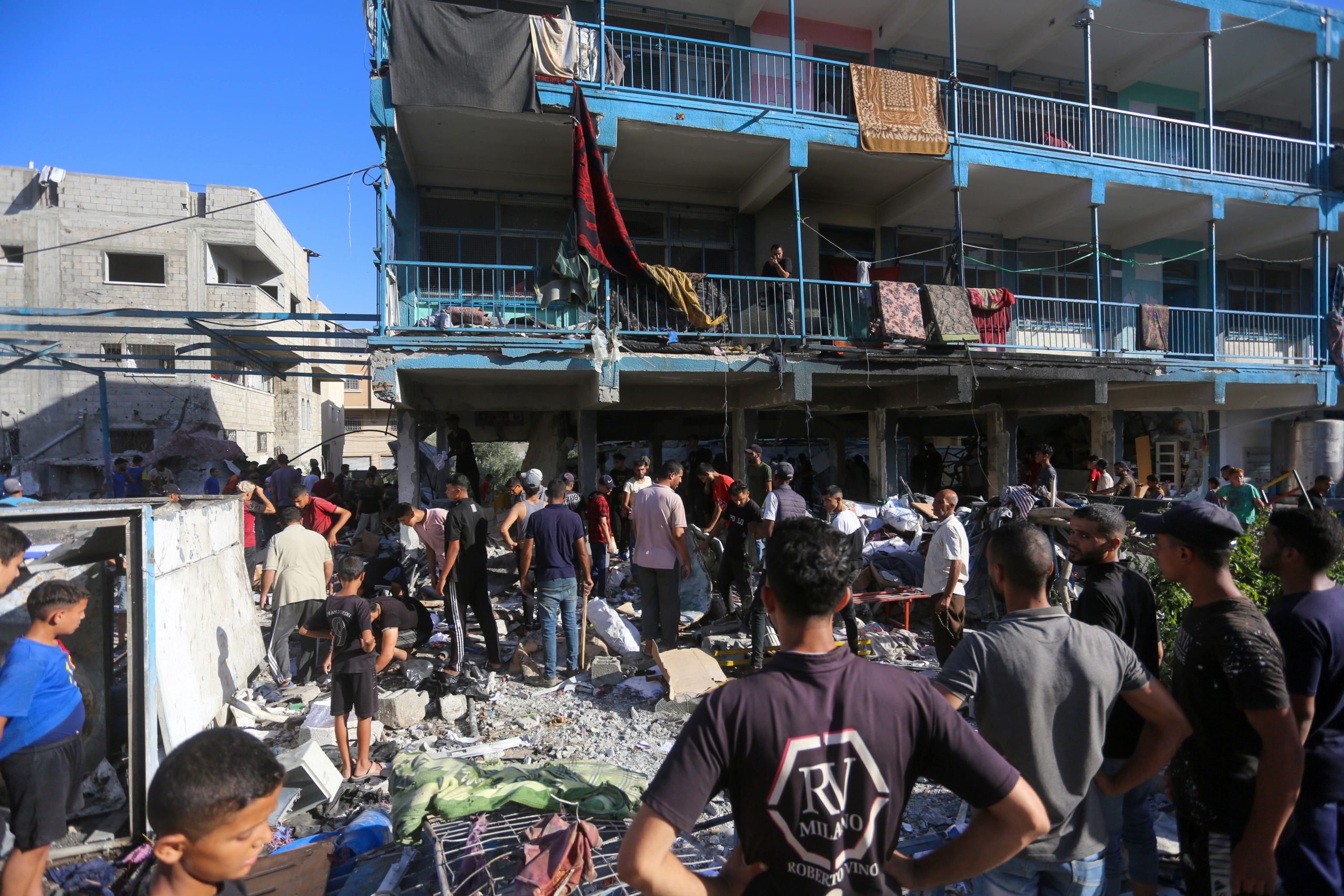 مقتل موظفين الأنروا في مجزرة النصيرات