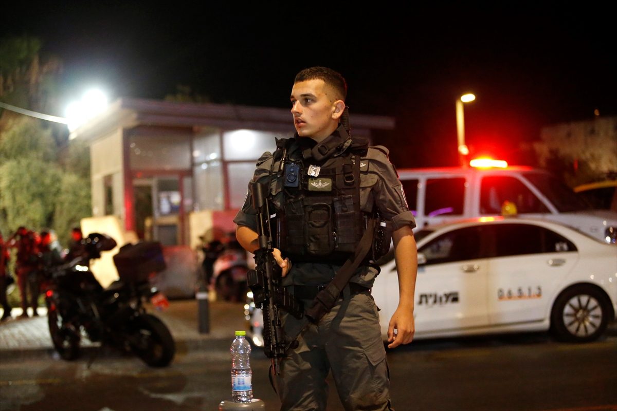 عملية طعن بالقرب من باب العمود بالقدس تُصيب شرطياً إسرائيلياً.. وقوات الاحتلال تُعلن استشهاد المنفِّذ 