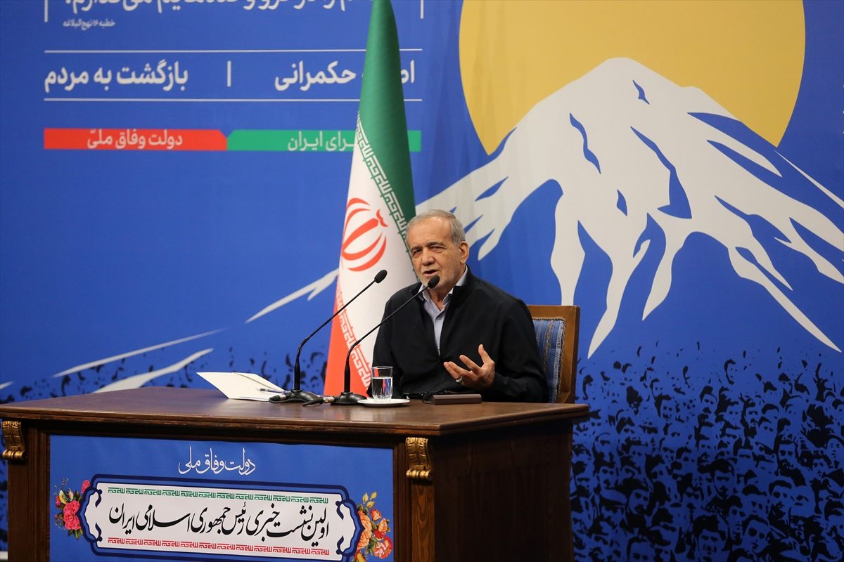 بزشكيان في أول مؤتمر صحفي.. تحدث عن قضية “الحجاب” في إيران والعلاقات المتوترة مع الغرب