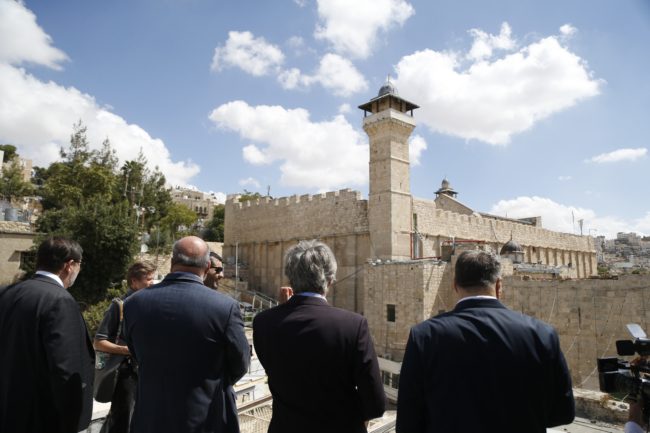 قرار “تاريخي” يمنح المستوطنين السلطة بدلاً من المسلمين.. ماذا يعني سحب إسرائيل صلاحيات الحرم الإبراهيمي؟