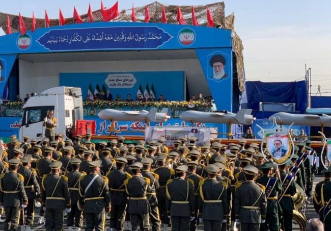 إيران تكشف عن صاروخ باليستي ومسيرة انتحارية جديدين خلال عرض عسكري.. وتتوعد بالانتقام من إسرائيل