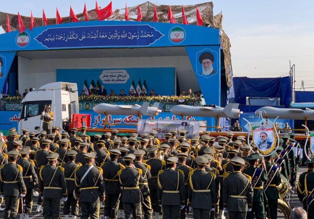 إيران تكشف عن صاروخ باليستي ومسيرة انتحارية جديدين خلال عرض عسكري.. وتتوعد بالانتقام من إسرائيل