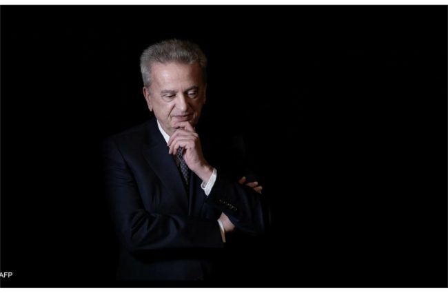 المصرفي رياض سلامة… كيف أصبح الخبير المالي الذي اُحتفي به طويلاً موقوفاً أمام القضاء اللبناني؟