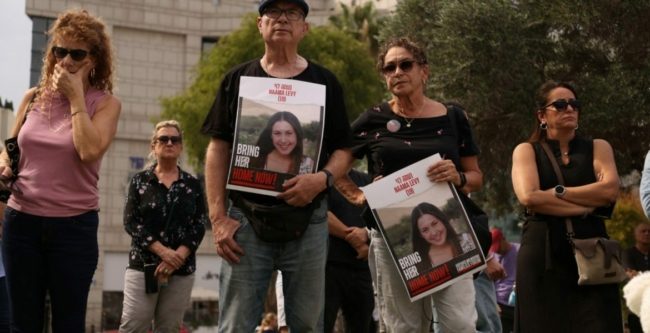 “احتيال وتلاعب رخيص”.. عائلات الأسرى الإسرائيليين تهاجم مقترح “الخروج الآمن” لإنجاز صفقة تبادل مع حماس