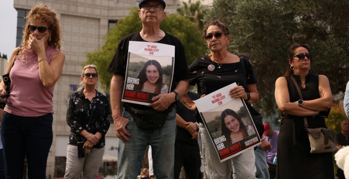 “احتيال وتلاعب رخيص”.. عائلات الأسرى الإسرائيليين تهاجم مقترح “الخروج الآمن” لإنجاز صفقة تبادل مع حماس
