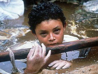 الطفلة الكولمبية أوميرا سانشيز التي هزت صورها العالم عام 1985