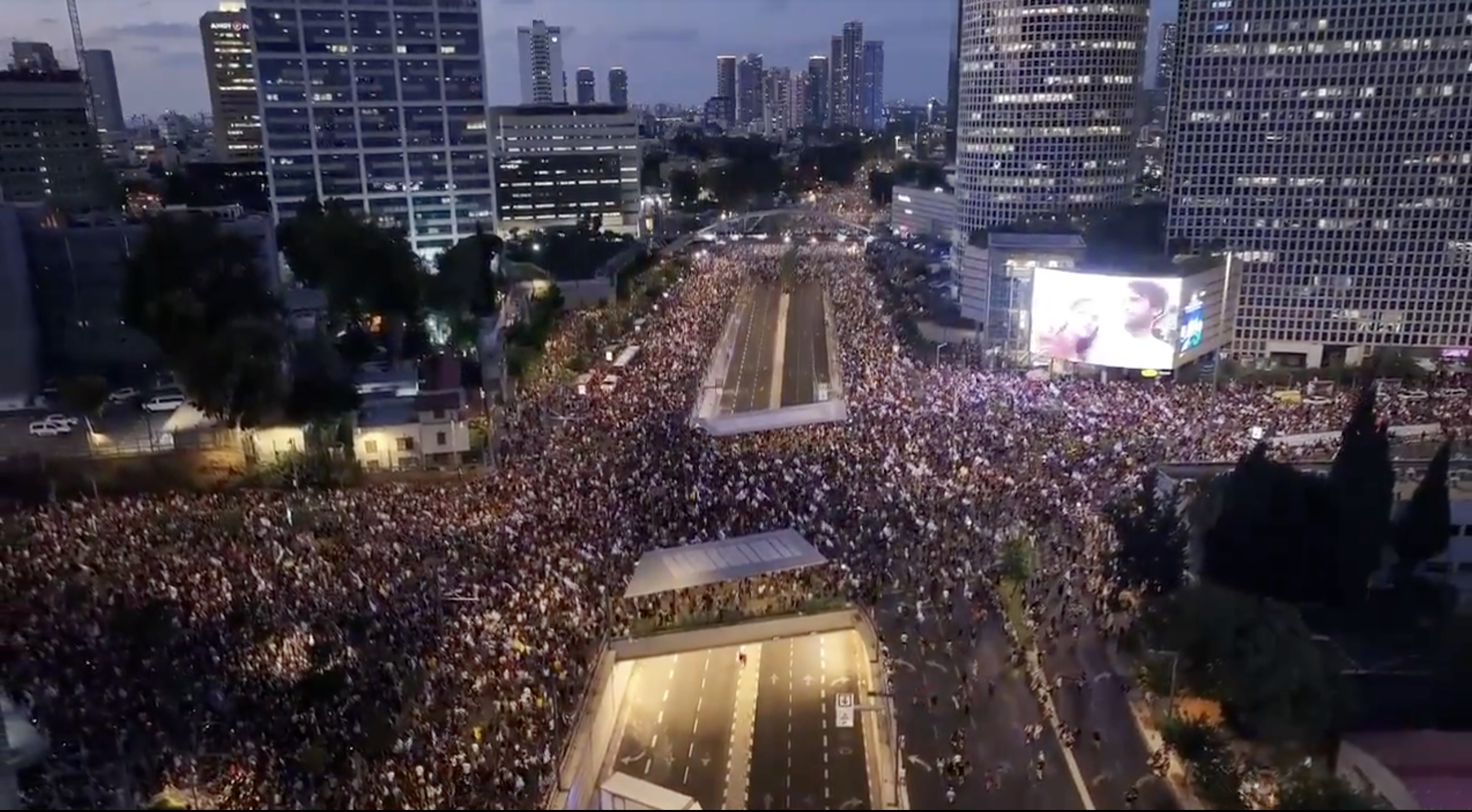 الاحتجاجات الأضخم ضد نتنياهو في تل أبيب بعد مقتل 6 أسرى في غزة/ هيئة البث الإسرائيلية