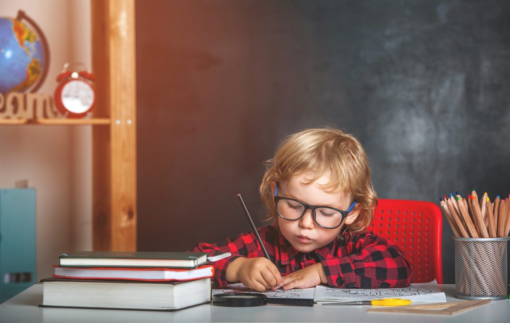 القيام بالواجبات الدراسية دون مساعدة| shutterstock
