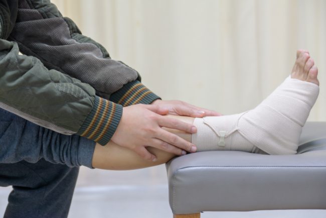 البعض يخلط بينهما لكن لكل واحدة أسبابها المختلفة.. كيف يمكن الإصابة بالالتواء وتمزق الأربطة وما طرق العلاج المتاحة؟