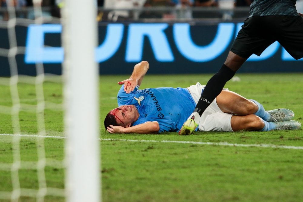 لاعب كرة قدم أصيب ب ارتجاج الدماغ- المصدر: shutterstock