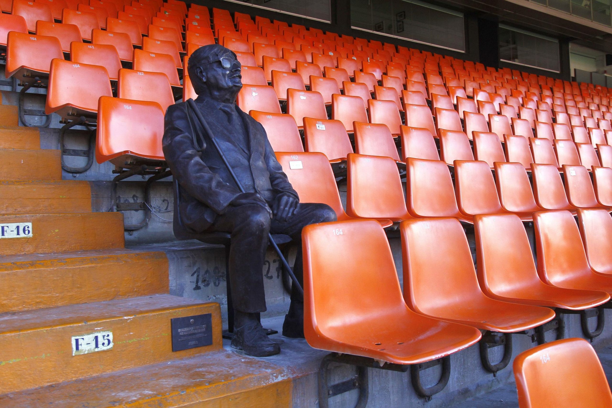 قصة تمثال مشجع فالنسيا موجود في مدرجات ملعب مستايا