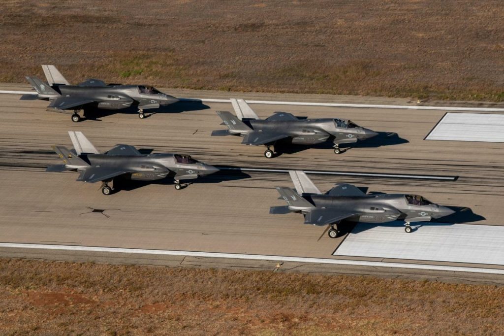 طائرات مشاة البحرية الأمريكية من طراز F-35B Lightning II مصطفة على مدرج في قاعدة تيندال العسكرية شمال أسترليا/ thetimes