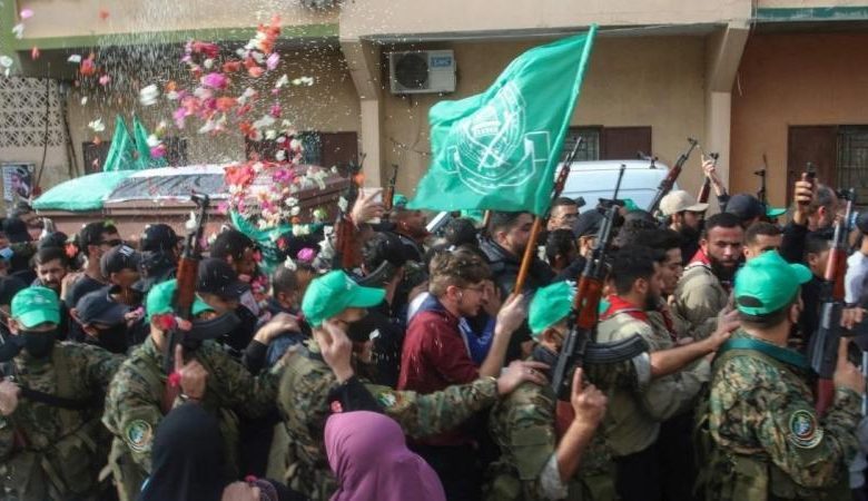 عناصر مسلحة من حركة حماس خلال تشييع الشهيد حمزة شاهين في البرج الشمالي/ تويتر