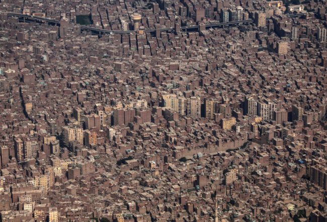 تحذيرات من فقاعة عقارية في مصر.. تآكل مدخرات الطبقة المتوسطة يؤدي لتراجع المبيعات والشركات تتجه لجذب الأغنياء