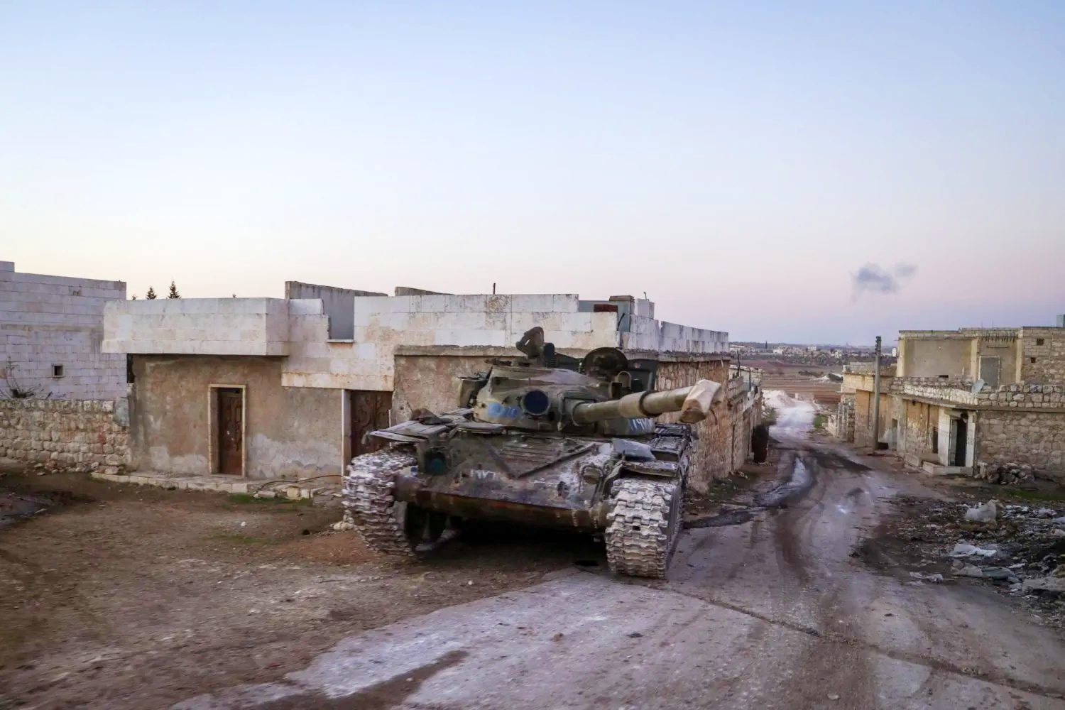 دبابة مدمرة للجيش السوري في قرية عنجارة على مشارف حلب، سوريا 29 نوفمبر 2024 (رويترز)
