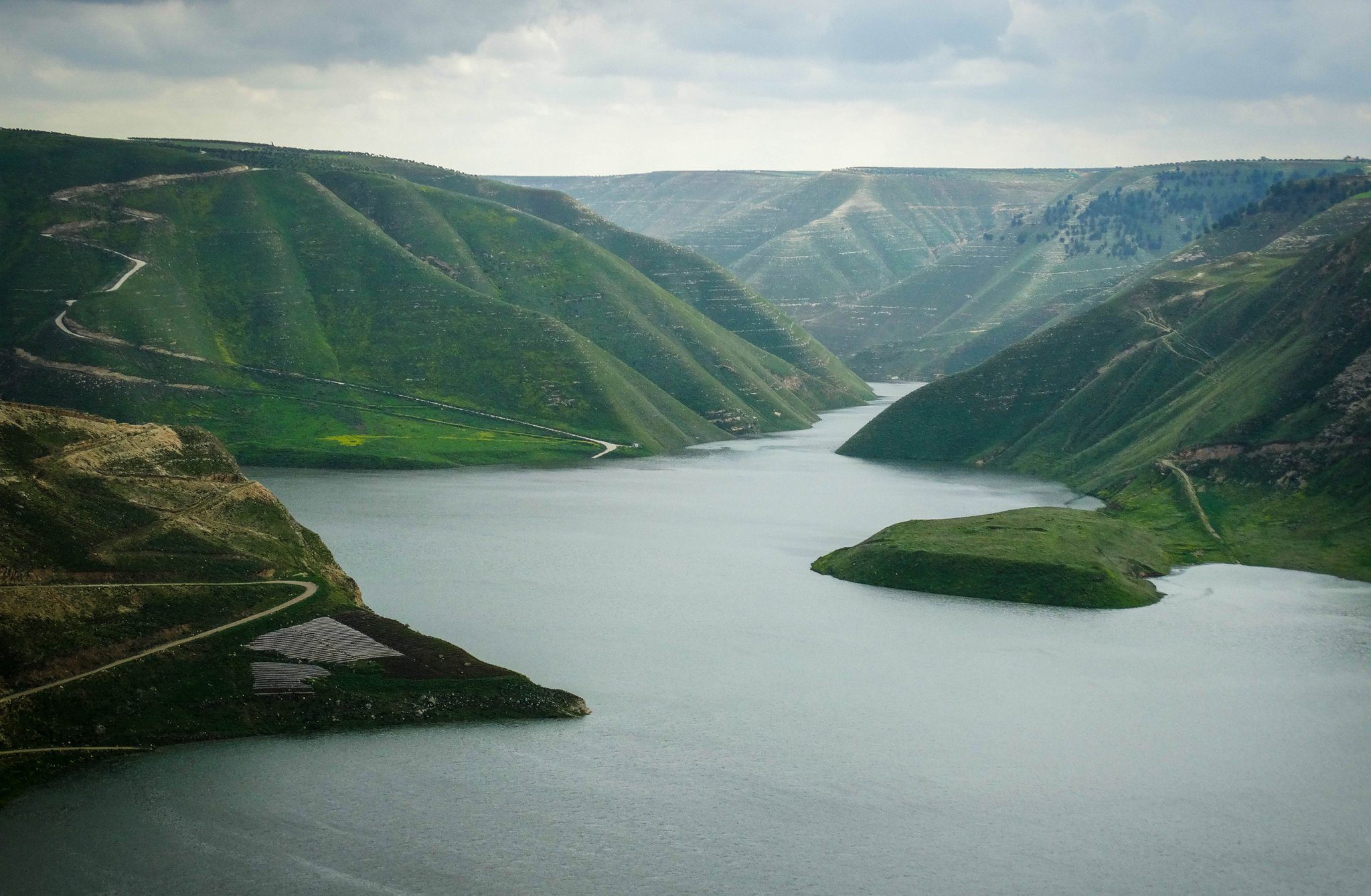 الاحتلال يوسع عملياته جنوب سوريا.. ما هو حوض اليرموك الذي يتوغل به الجيش الإسرائيلي غرب درعا؟