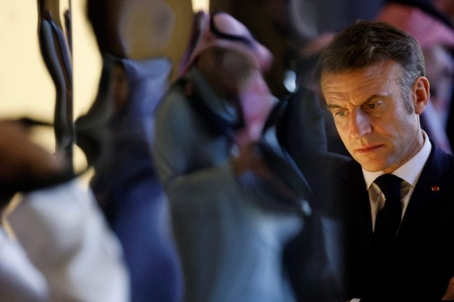 “إخفاق مأساوي” لماكرون.. كيف تسبب حجب الثقة عن الحكومة الفرنسية في أزمة سياسية تجاوز صداها باريس؟