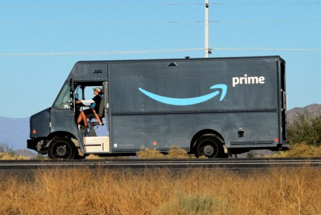 الوجه الآخر للحلم الأمريكي.. كيف يعكس إضراب عمال “أمازون” و”ستاربكس” توحش الرأسمالية؟