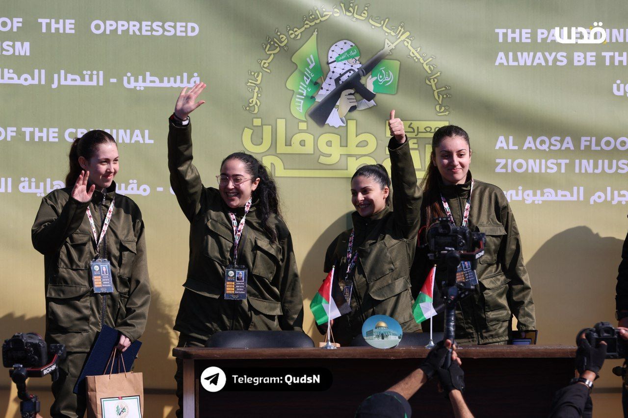 المجندات الأسيرات الأربع الإسرائيليات اللواتي تم الإفراج عنهن في الدفع الثانية من عملية تبادل الأسرى بين حماس والاحتلال 25 يناير 2025 - إعلام القسام