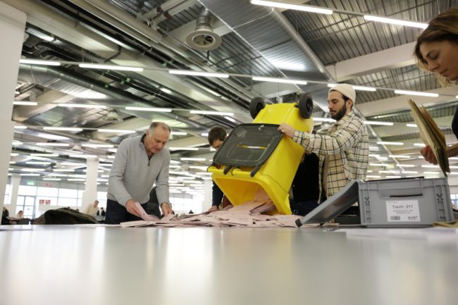 اليمين يحكم قبضته على ألمانيا.. “حزب ميركل” يتخلى عن سياسة استقبال المهاجرين وإدماج العرب المسلمين