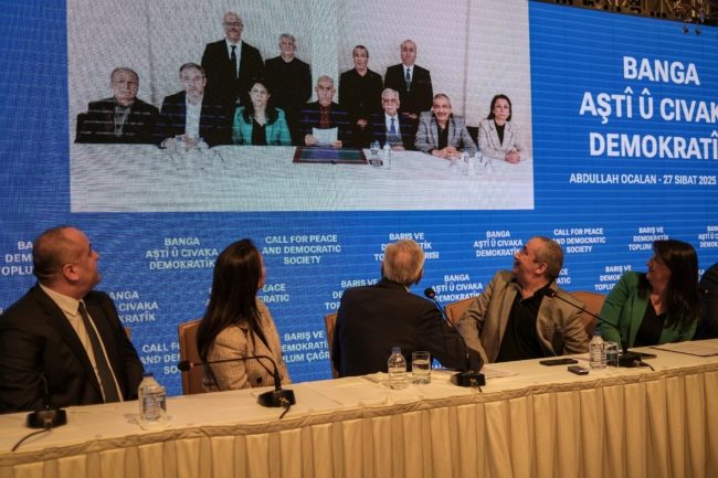 قصة صراع دام 40 عامًا.. كل ما تريد معرفته عن دعوة أوجلان لأتباعه إلى ترك السلاح والاندماج في الدولة التركية، وكيف كان صداها؟