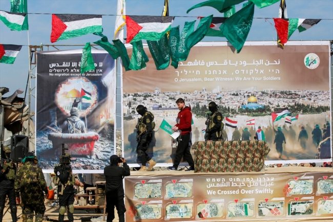 “لا هجرة إلا للقدس، وأعلام عربية ترفرف على المنصة”… هذه رسائل كتائب القسام إلى ترامب ونتنياهو خلال تسليم 3 أسرى إسرائيليين