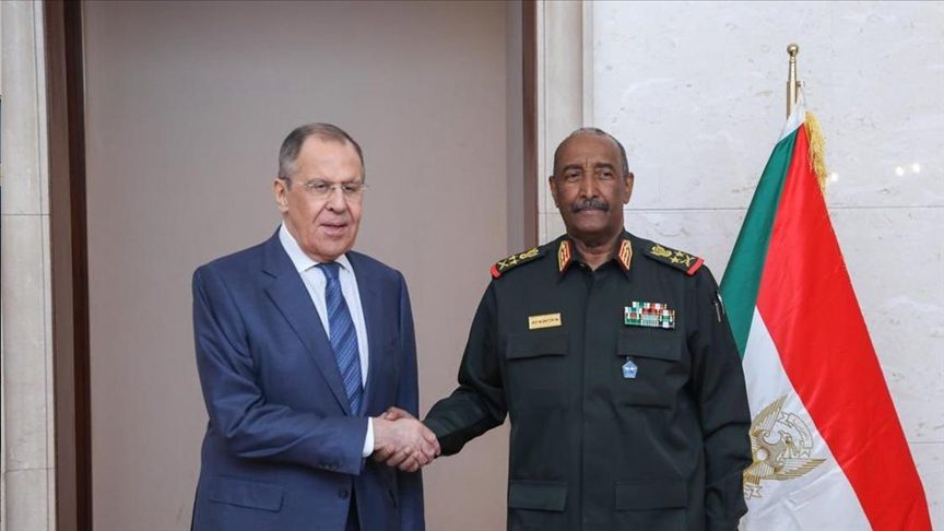 وزير خارجية روسيا وعبدالفتاح البرهان- الأناضول