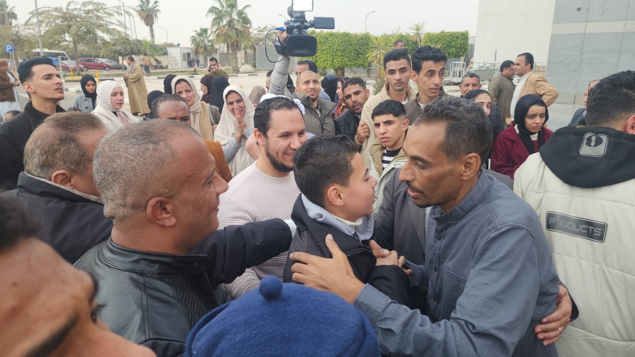 استقبال أحد المختطفين المصريين في السودان بعد تحريرهم