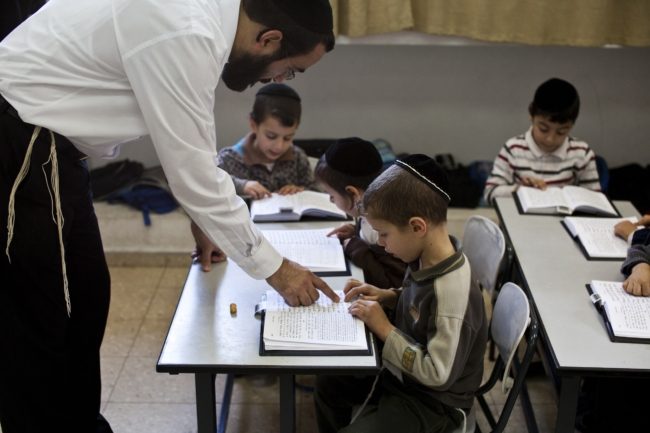 تعذيب وتحرش في المدارس الدينية بإسرائيل.. هكذا يتسبب حاخامات في إنتاج جيل كاره للعرب والفلسطينيين
