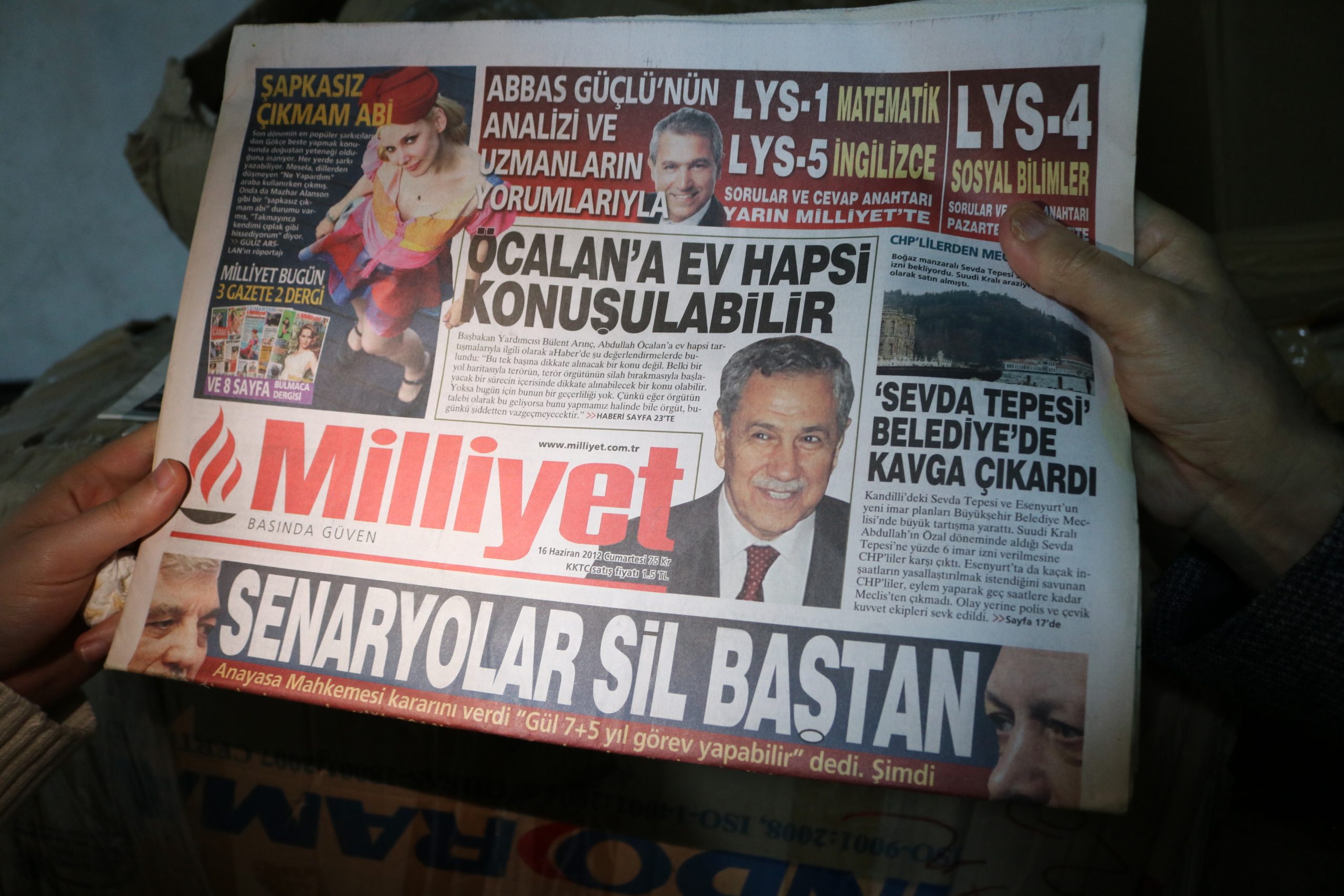 إحدى الصحف ضمن مخزن التركي علاء الدين - عربي بوست