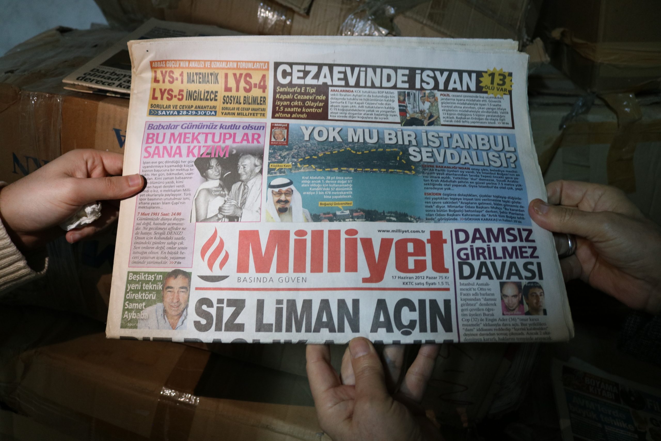 إحدى الصحف ضمن مخزن التركي علاء الدين - عربي بوست